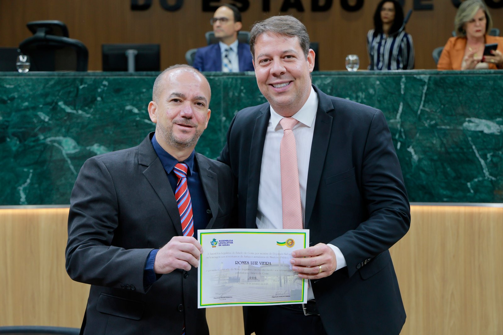 Sessão solene em homenagem aos ser serventuários da Justiça e do MP-GO