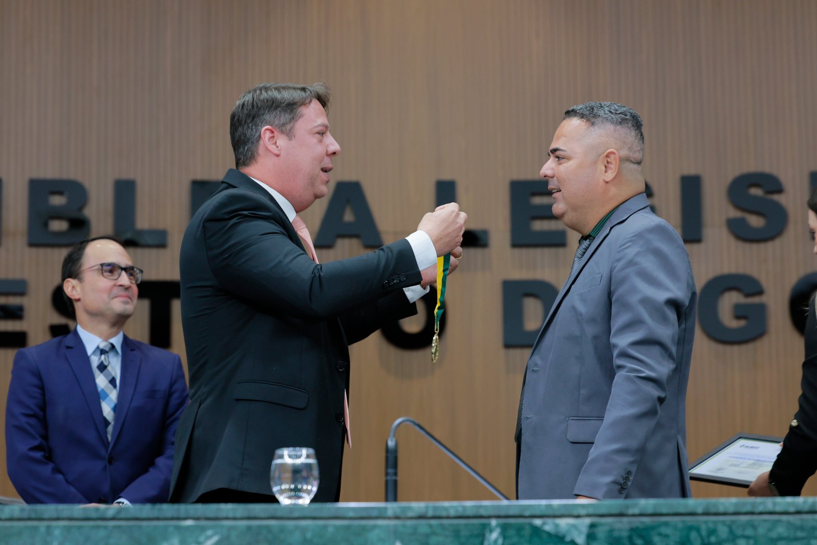 Sessão solene em homenagem aos ser serventuários da Justiça e do MP-GO
