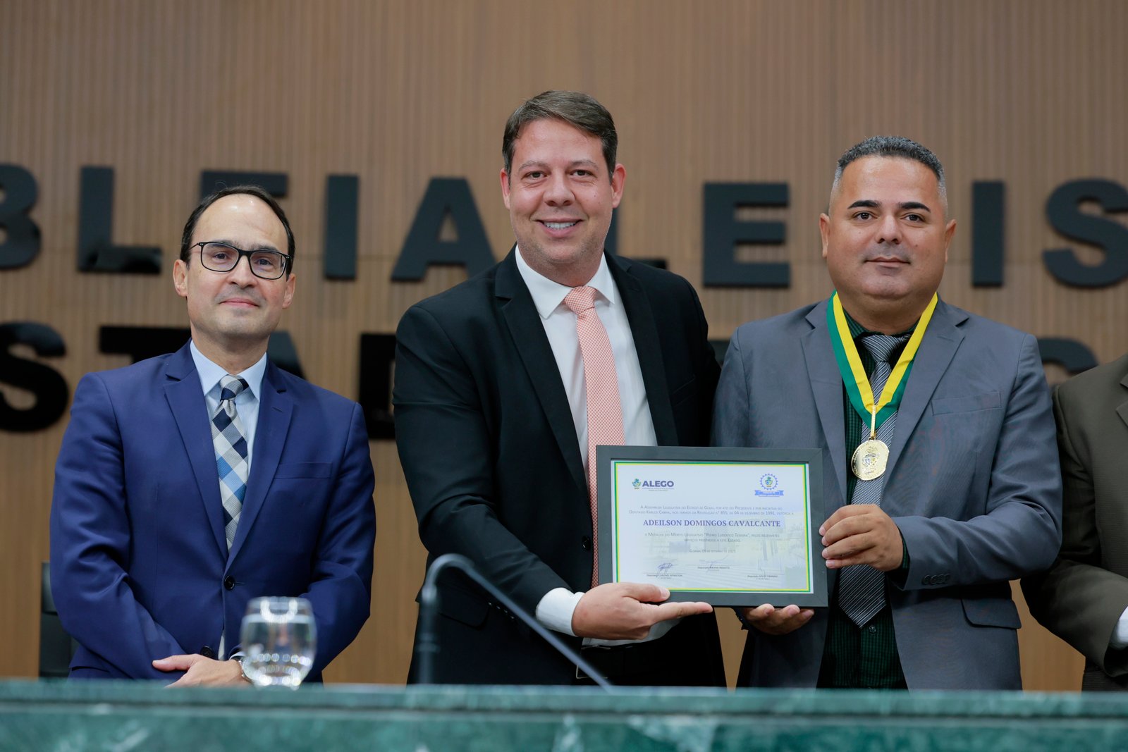 Sessão solene em homenagem aos ser serventuários da Justiça e do MP-GO