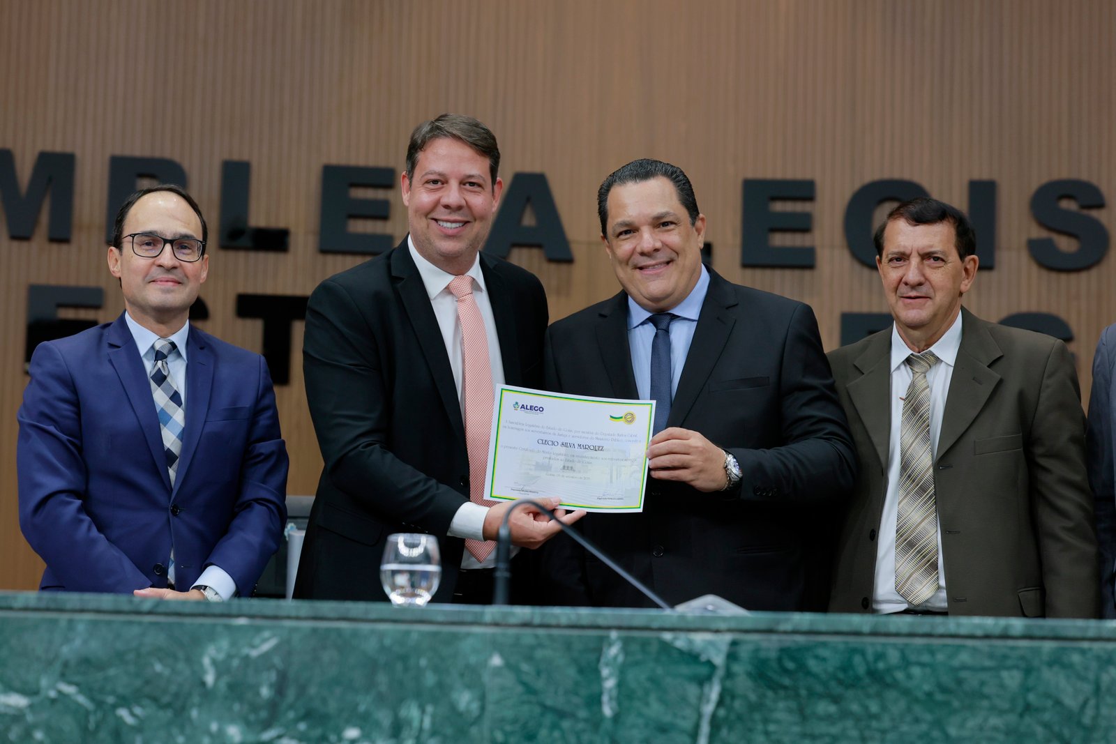 Sessão solene em homenagem aos ser serventuários da Justiça e do MP-GO