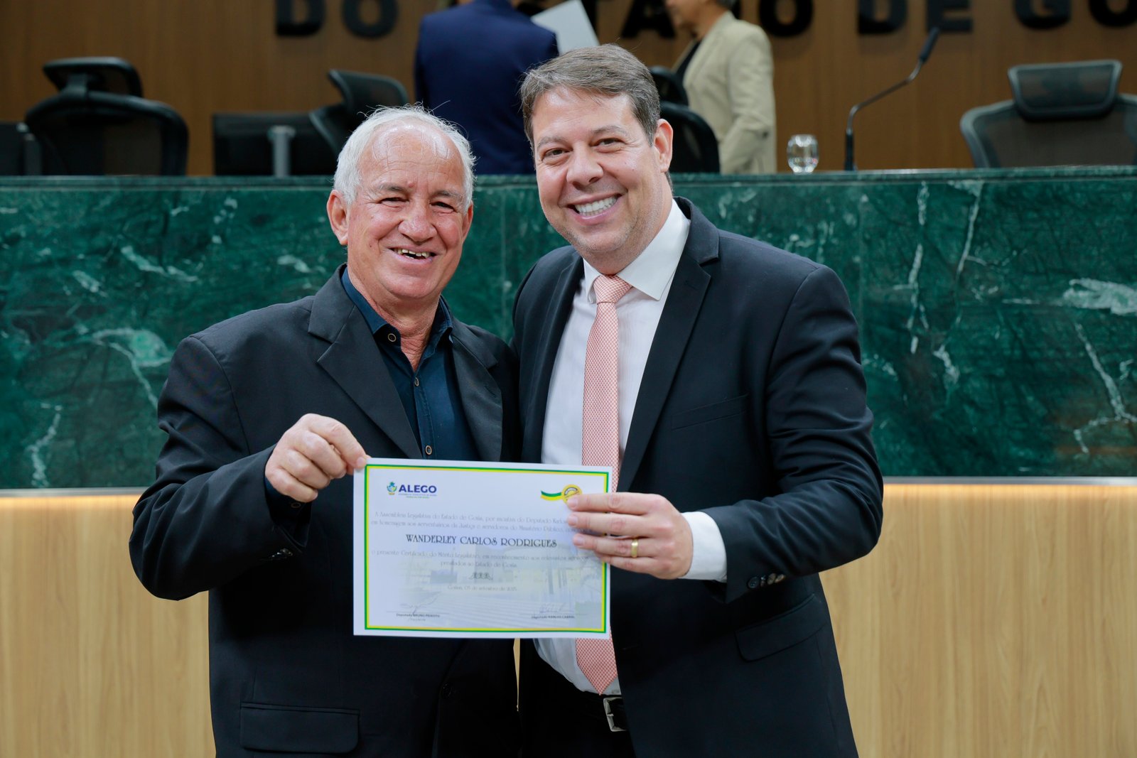 Sessão solene em homenagem aos ser serventuários da Justiça e do MP-GO