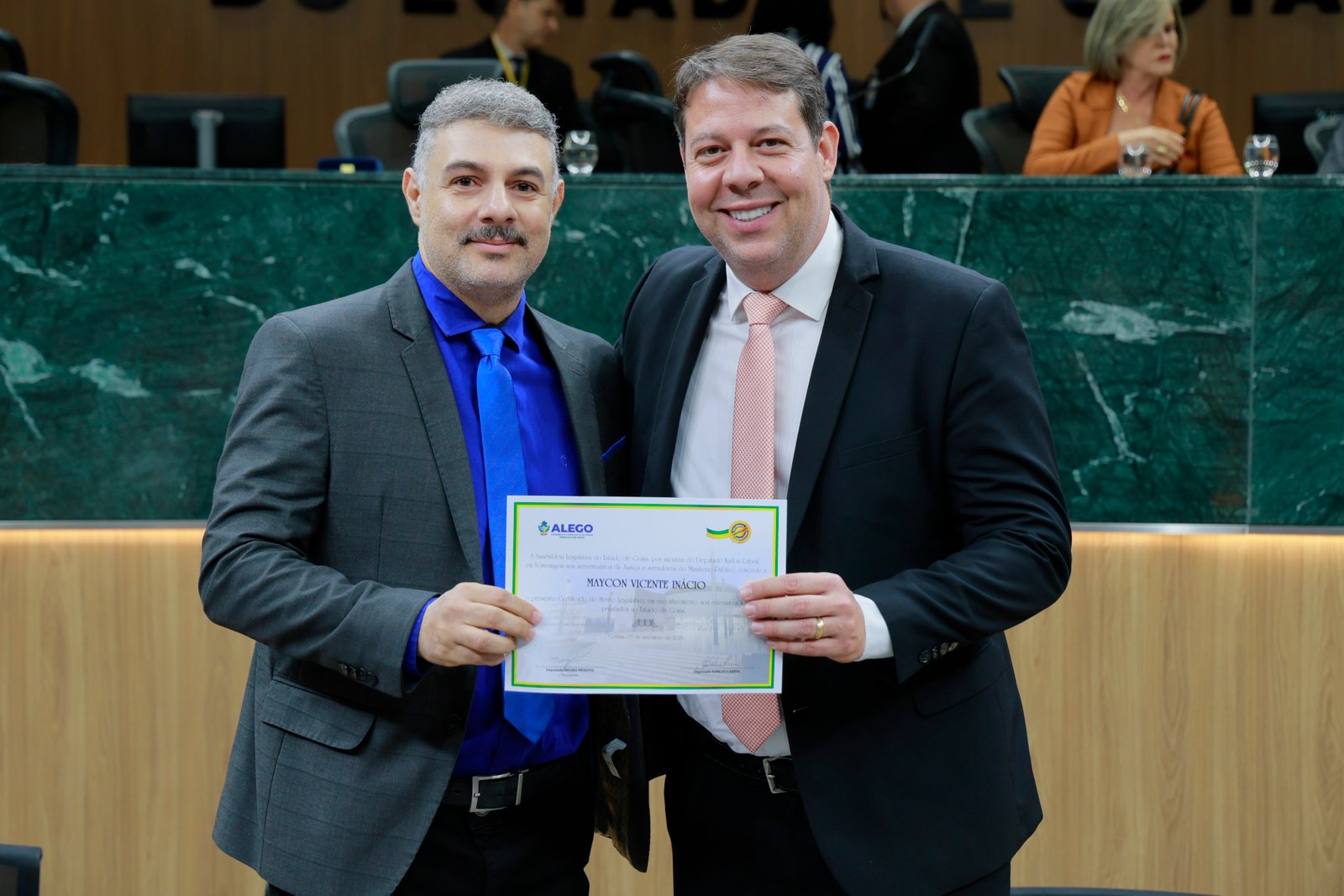 Sessão solene em homenagem aos ser serventuários da Justiça e do MP-GO