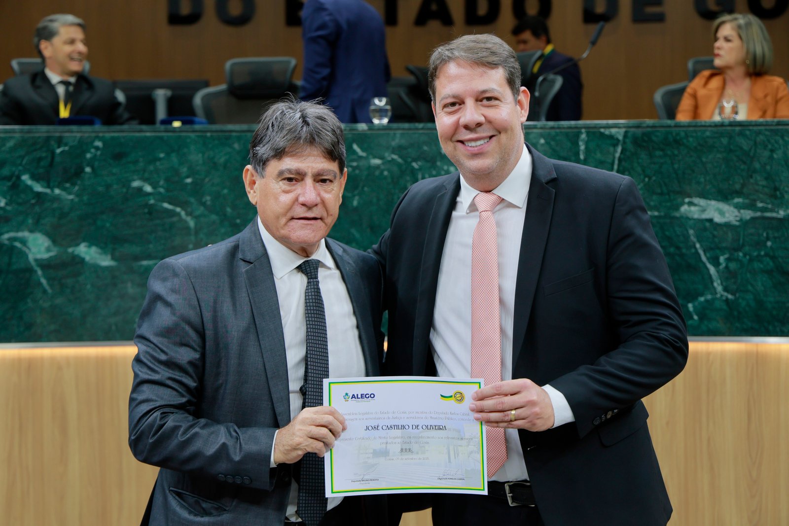 Sessão solene em homenagem aos ser serventuários da Justiça e do MP-GO