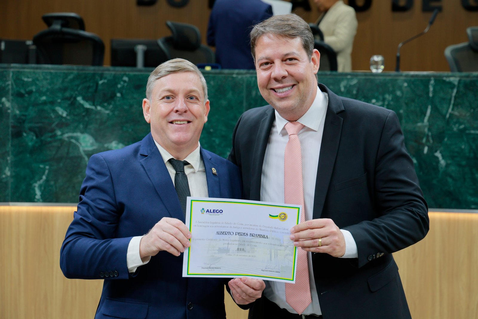 Sessão solene em homenagem aos ser serventuários da Justiça e do MP-GO