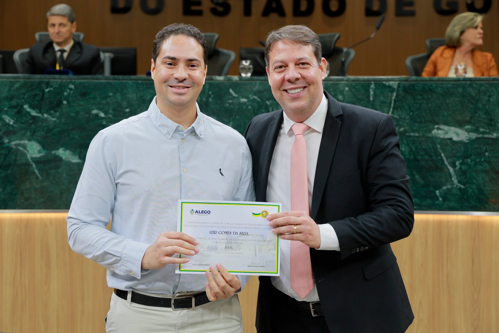 Sessão solene em homenagem aos ser serventuários da Justiça e do MP-GO