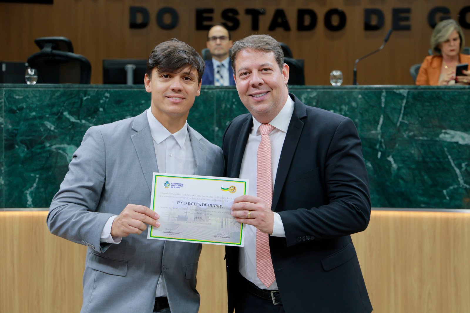 Sessão solene em homenagem aos ser serventuários da Justiça e do MP-GO
